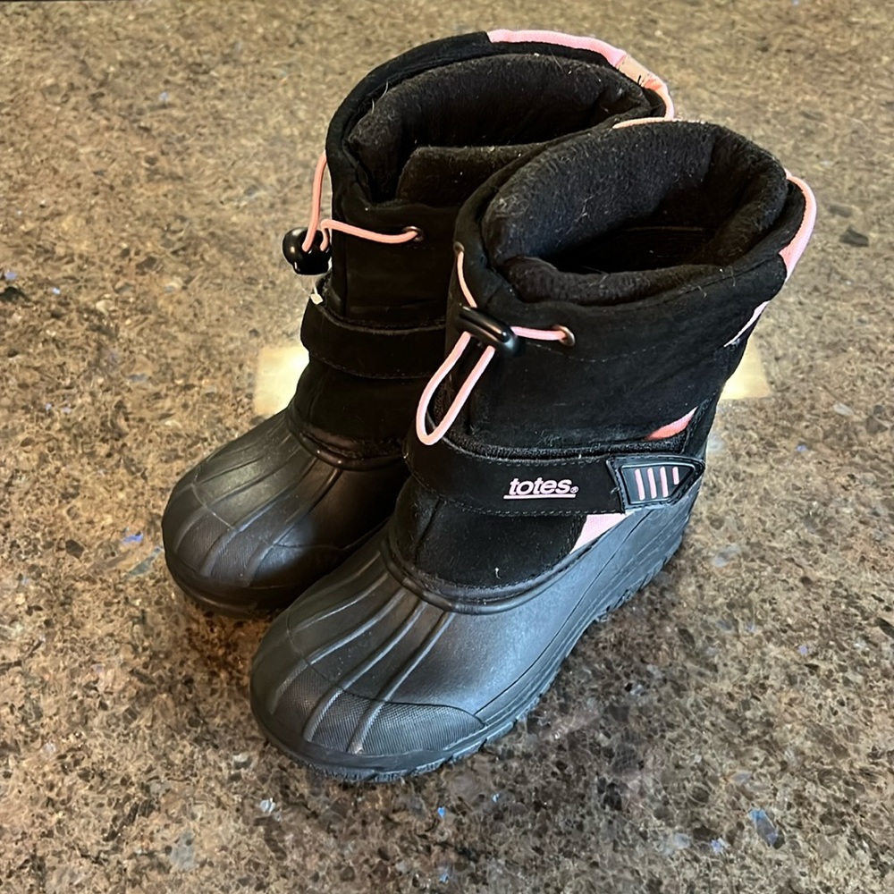 Like new kids size 2 Totes snow boots